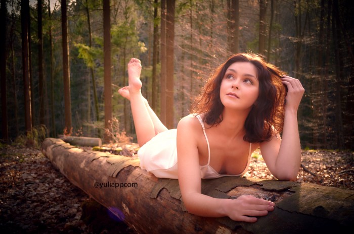 Agar Lebih Santai, Fotografer Cantik Spanyol Ini Telanjang saat Bekerja